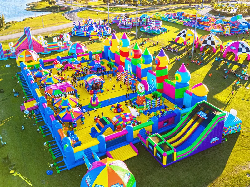 З чого складається надувний замок?