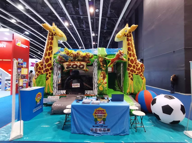 Leisure Activities® представляє зоопарк на виставці IAAPA EXPO ASIA з приголомшливим 4-метровим надувним замком Leisure Activities® представляє зоопарк на виставці IAAPA EXPO ASIA з приголомшливим 4-метровим надувним замком